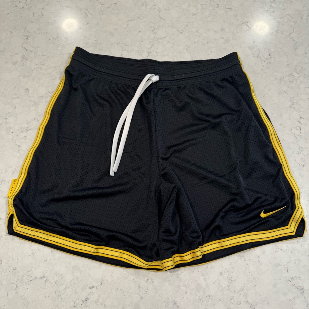 Nike Livestrong Men's Medium Mesh Athletic Shorts Basketball Pull-on Tie Waist